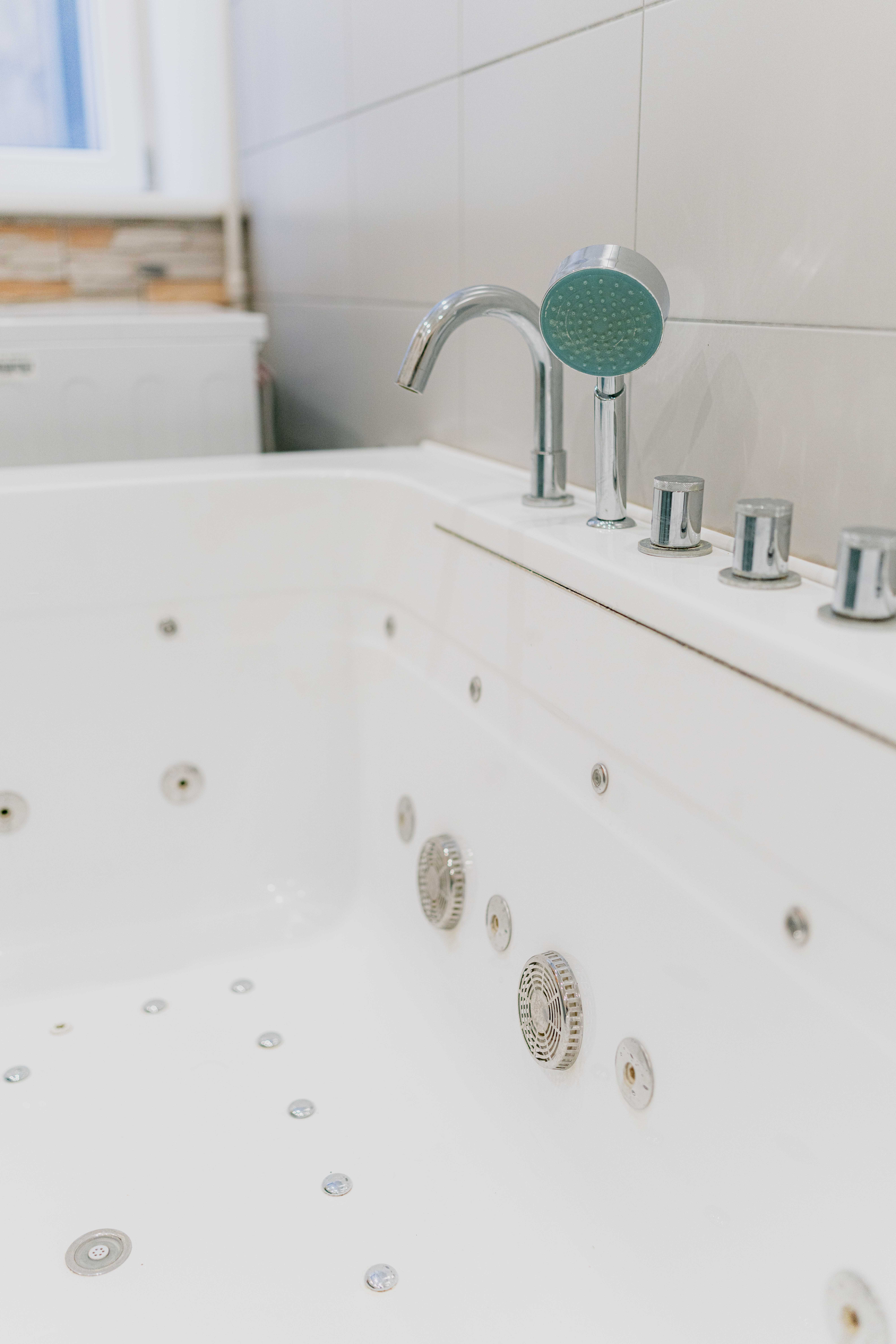 Moderns vannasistabas interjers senioru dzīvoklī