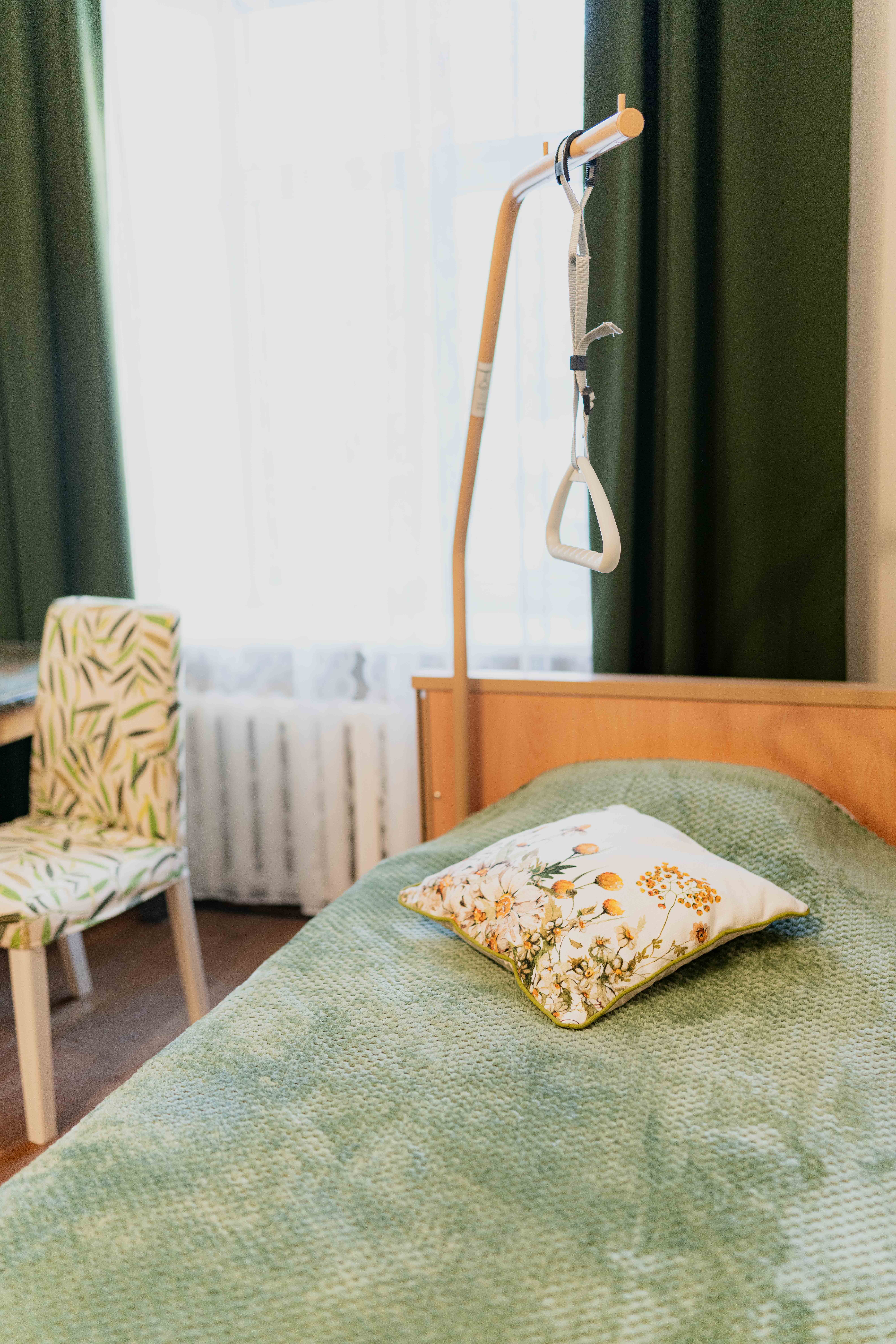 Dzīvokļa guļamistaba ar ergonomisku gultu senioriem