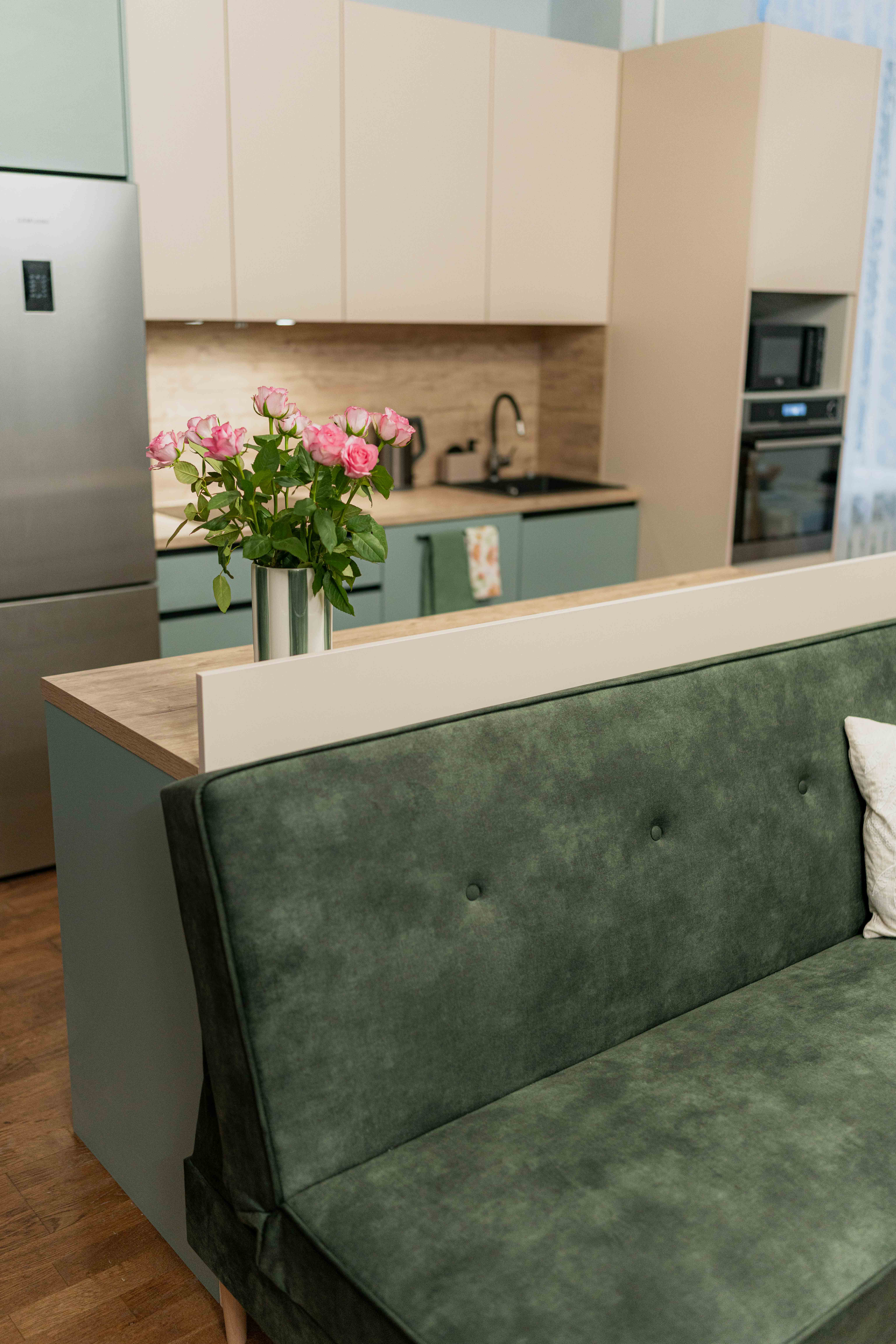 Plaša viesistaba senioru dzīvoklī ar dabīgu apgaismojumu